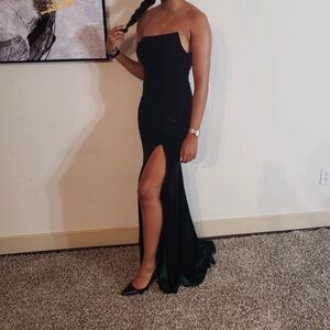 Elegant Dark Green Velvet Strapless Evening Gown with Front Slit